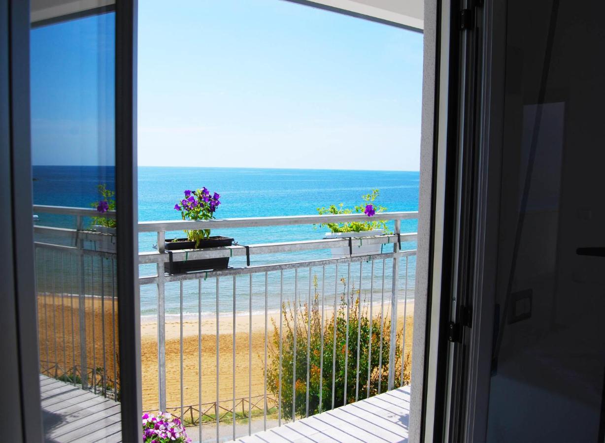 B&B Capo Rizzuto Fronte Mare מראה חיצוני תמונה